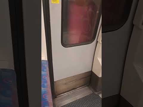 Boarding a 1995 Stock Carriage 52572 Underground Northern Line Arriving into Tufnell Park 06/03/2025