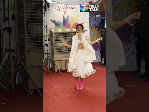 Isha Malviya dances on the REQUEST of paps at Ankita Lokhande-Vicky Jain's Holi Party 🎉 #shorts