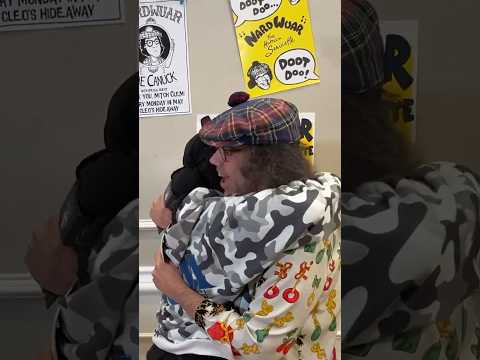 Kai Cenat gives Nardwuar his flowers ! #kaicenat #nardwuar