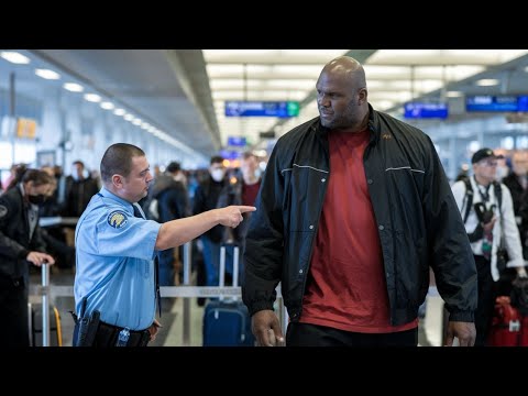 Airport Security Stops Shaq for ‘Looking Suspicious’ – His Epic Comeback Goes Viral!