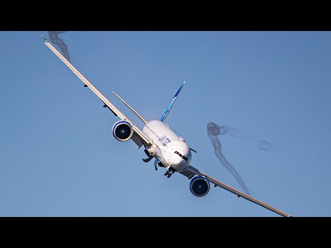 UNITED AIRLINES BOEING 777 FLIES MAJESTICALLY OVER THE SKIES OF SAN FRANCISCO - FLEET WEEK 2024 - 4K