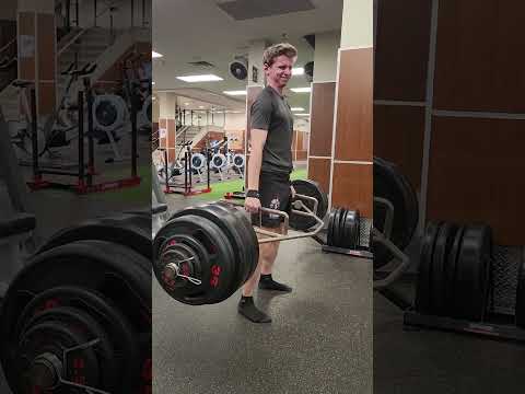 Skinny 140lb guy somehow deadlifts 400lbs