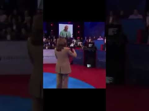 Kamala uses teleprompter to answer live audience. #fypシ゚viral #news #foryou #netizens #twitterati