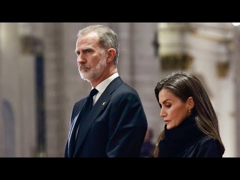 Los Reyes y la gente en Valencia. Media hora de abrazos