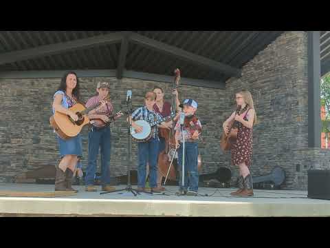 Fiddlin' Silas sings and fiddles in Elkin , NC 2024