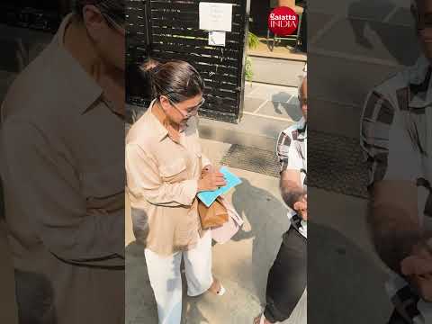 A fan accidentally steps on Kajol’s foot—her reaction says it all! 😲👠 #kajol #galattaindia #shorts