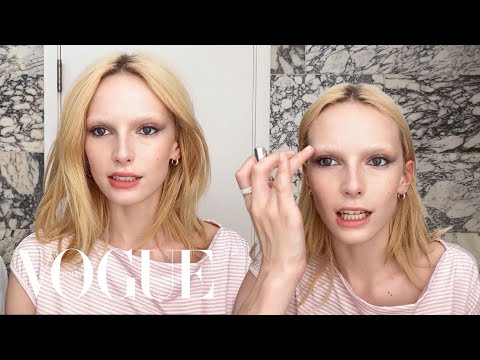 Alex Consani: guida al suo iconico smokey eye | Beauty Secrets | Vogue Italia