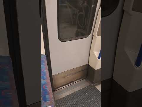 Boarding on a 1995 Stock Carriage 52572 Underground Northern Line Leaving Kentish Town | 06/03/2025