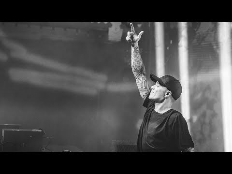 Headhunterz - Up Close and Personal - Still Standin' (Live)