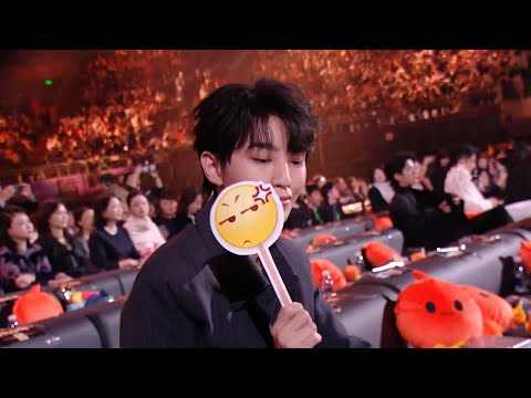 【TFBOYS 王俊凱】小凱在微博之夜台下模仿表情包 好可愛~【Karry Wang Junkai】