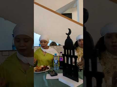 MSANII YUSUPH MLELA  NA WENZAKE WAKIFURAHIA  IFTAR YA KLABU YA YANGA