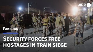 Pakistan: security forces try to free passengers from train siege | AFP