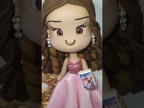 Topo de bolo Debutante personalizado, com o cabelo morena iluminada #15anos #topodebolo #festa