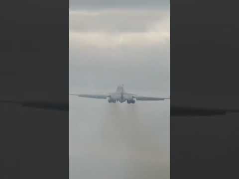 B-1 BOMBER ABORTED LANDING AND GREAT STEEP BANKING CLIMB #avgeeks #b1bomber #usa