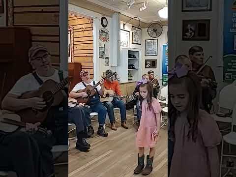 Dancing at the@FloydCountryStore on a Sunday afternoon! #oldtimemusic