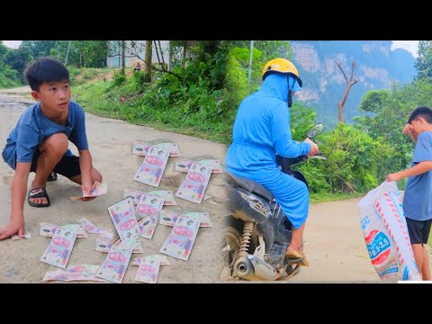 The orphan boy dug up cassava to sell it for food, picking up lost things ,Found money