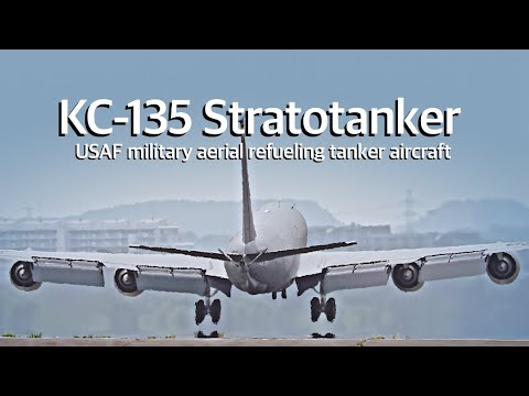 [横田基地] KC-135空中給油機 非常ハッチから人が出てきた　USAF military aerial refueling tanker aircraft   Boeing KC-135