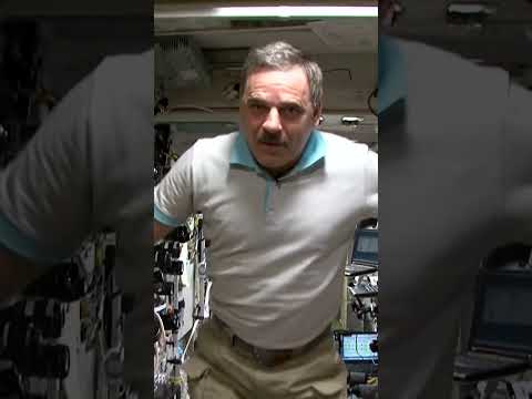 Astronaut Performing 'Space Acrobatics' On ISS 😮#shorts