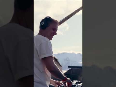 Armin plays 'Mwaki' Remix at Tomorrowland!