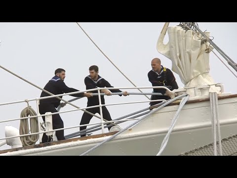 Los marineros preparan a "Elcano" para zarpar