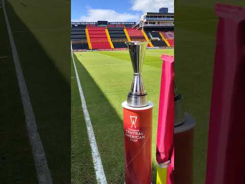 Les presento el trofeo, del ALAJUELENSE o el REAL ESTELÍ, de la Copa Centroamericana