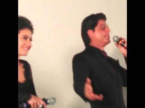 SRK Sings Tujhe dekha toh ye jaana sanam for all the Bandwaalas