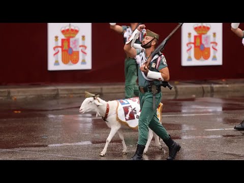 Legionarios y Regulares, empapados bajo el diluvio. Desfile del 12 de octubre