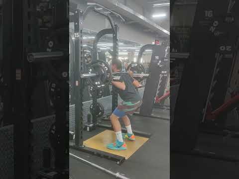 weighted pin quter squat pause jump