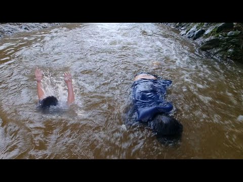 The orphan boy picked grapefruit to sell, the boy fell into the flood water and drifted away.