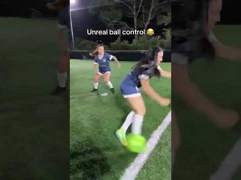 This ball control is next level 🤣 (via athenea.fc/TT)