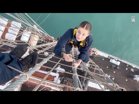 La Princesa Leonor en los palos de "Elcano"