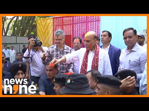 Defence Minister Rajnath Singh Plays Holi at his Residence in Delhi | News9