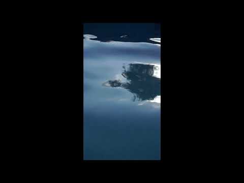 Water Surface - Vertical | 4K Relaxing Screensaver