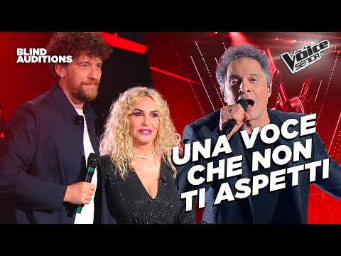 Maurizio Lastrico e Claudio Santamaria ci stupiscono sul palco | The Voice Senior Blind Auditions