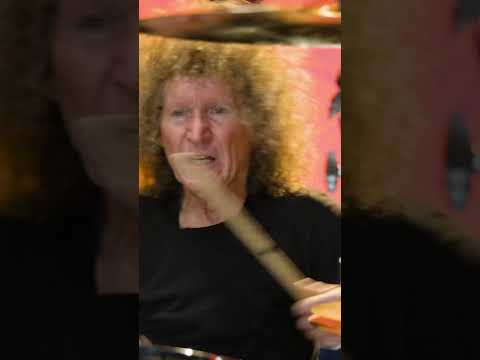 Tommy Aldridge performs “Bark At The Moon” by Ozzy Osbourne🤟🏼#drumeo #ozzyosbourne